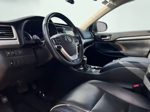 Photos of 2019 Toyota Highlander XLE for sale in Indianapolis, IN at AutoGiant USA Indianapolis