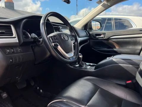 Photos of 2019 Toyota Highlander XLE for sale in Indianapolis, IN at AutoGiant USA Indianapolis