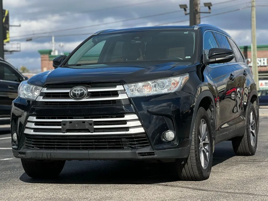 Black 2019 Toyota Highlander XLE for sale in Indianapolis, IN