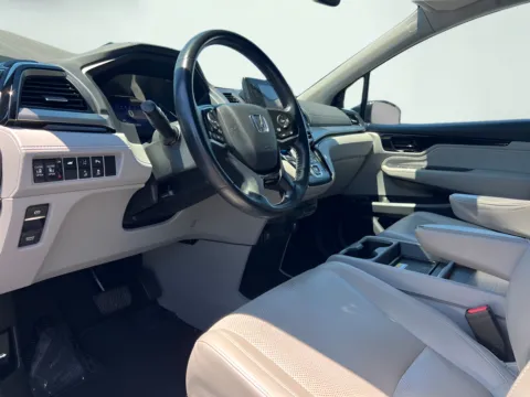 Photos of 2018 Honda Odyssey Elite for sale in Indianapolis, IN at AutoGiant USA Indianapolis