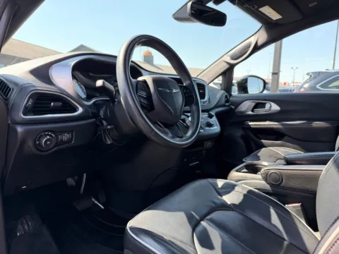Photos of 2020 Chrysler Pacifica Limited for sale in Indianapolis, IN at AutoGiant USA Indianapolis