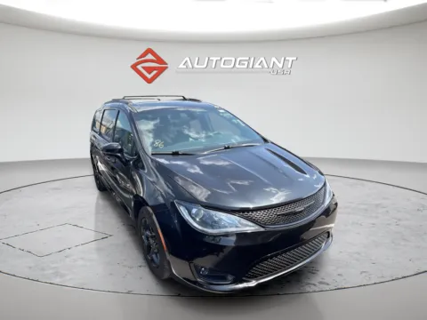 Photos of 2020 Chrysler Pacifica Limited for sale in Indianapolis, IN at AutoGiant USA Indianapolis