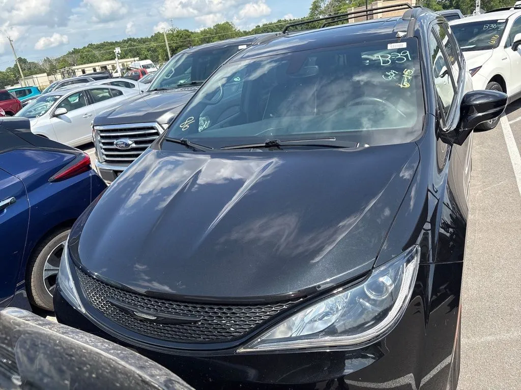 2020 Chrysler Pacifica Limited's photo
