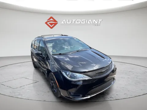 Photos of 2020 Chrysler Pacifica Limited for sale in Indianapolis, IN at AutoGiant USA Indianapolis