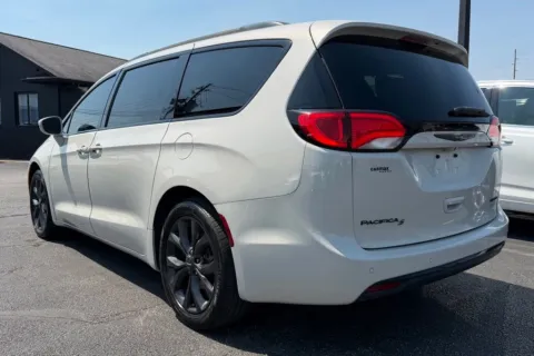 More photos of 2019 Chrysler Pacifica Limited at AutoGiant USA Indianapolis, IN
