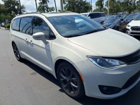 Photos of 2019 Chrysler Pacifica Limited for sale in Indianapolis, IN at AutoGiant USA Indianapolis