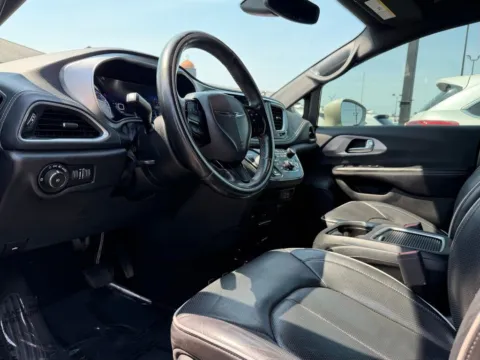 Photos of 2019 Chrysler Pacifica Limited for sale in Indianapolis, IN at AutoGiant USA Indianapolis