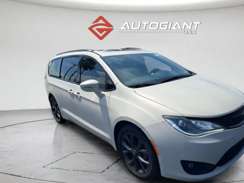 Photos of 2019 Chrysler Pacifica Limited for sale in Indianapolis, IN at AutoGiant USA Indianapolis