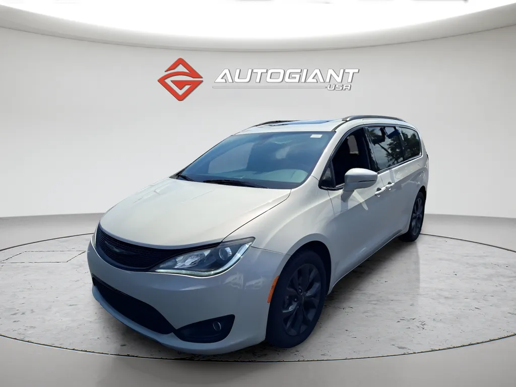 White 2019 Chrysler Pacifica Limited for sale in Indianapolis, IN