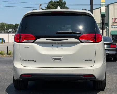 More photos of 2019 Chrysler Pacifica Limited at AutoGiant USA Indianapolis, IN