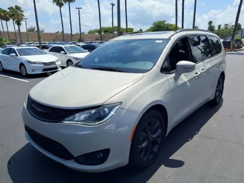 White 2019 Chrysler Pacifica Limited for sale in Indianapolis, IN