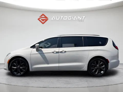 Another view of 2019 Chrysler Pacifica Limited for sale in Indianapolis, IN at AutoGiant USA Indianapolis