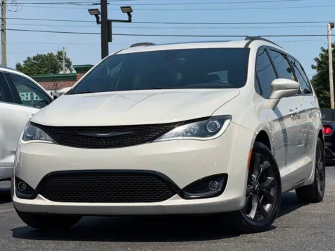 White 2019 Chrysler Pacifica Limited for sale in Indianapolis, IN