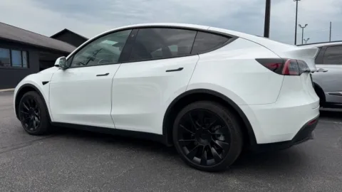 More photos of 2022 Tesla Model Y Long Range at AutoGiant USA Indianapolis, IN