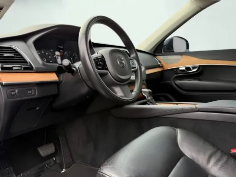 Photos of 2022 Volvo XC90 T6 Momentum for sale in Indianapolis, IN at AutoGiant USA Indianapolis