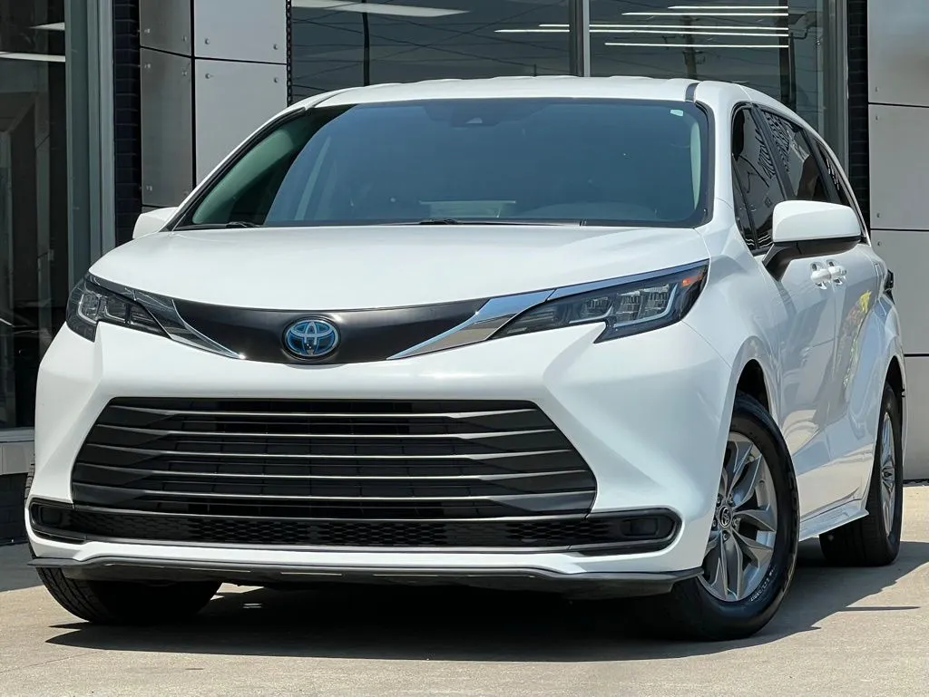 2021 Toyota Sienna LE for sale in Indianapolis, IN
