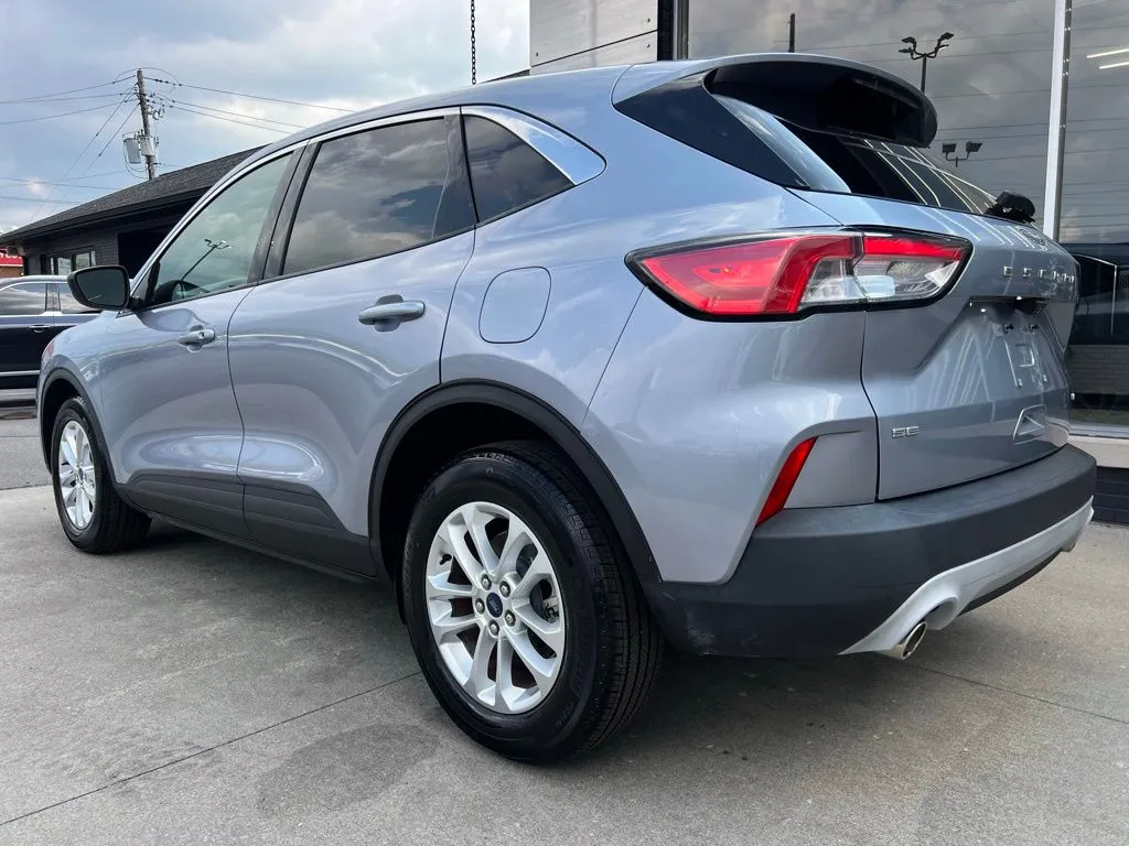2022 Ford Escape Hybrid SE photo 2