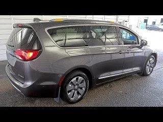 More photos of 2018 Chrysler Pacifica Hybrid Limited at AutoGiant USA Indianapolis, IN