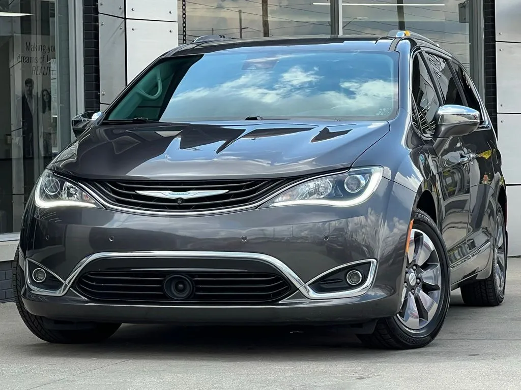 Gray 2018 Chrysler Pacifica Hybrid Limited for sale in Indianapolis, IN
