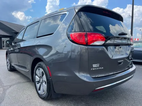 More photos of 2018 Chrysler Pacifica Hybrid Limited at AutoGiant USA Indianapolis, IN