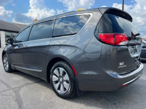More photos of 2018 Chrysler Pacifica Hybrid Limited at AutoGiant USA Indianapolis, IN