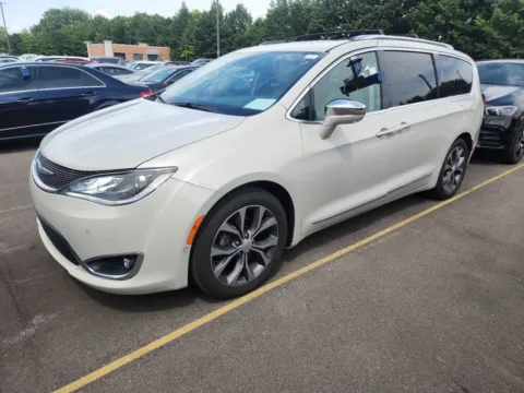 White 2017 Chrysler Pacifica Limited for sale in Indianapolis, IN
