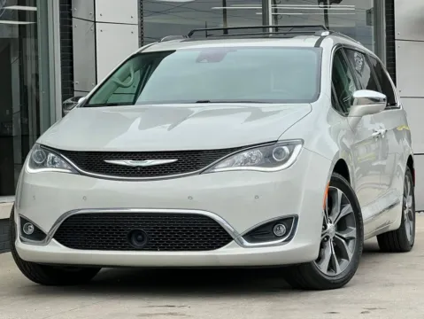 White 2017 Chrysler Pacifica Limited for sale in Indianapolis, IN