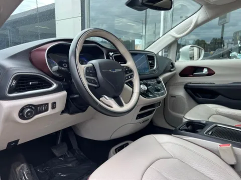 Photos of 2017 Chrysler Pacifica Limited for sale in Indianapolis, IN at AutoGiant USA Indianapolis