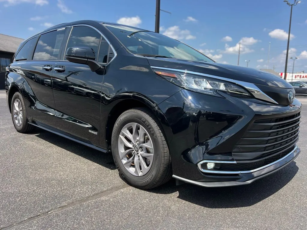 2021 Toyota Sienna XLE photo 3
