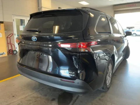 More photos of 2021 Toyota Sienna XLE at AutoGiant USA Indianapolis, IN