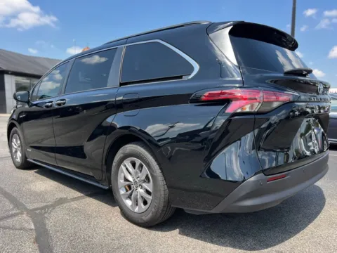 More photos of 2021 Toyota Sienna XLE at AutoGiant USA Indianapolis, IN