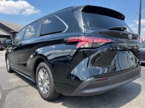 More photos of 2021 Toyota Sienna XLE at AutoGiant USA Indianapolis, IN