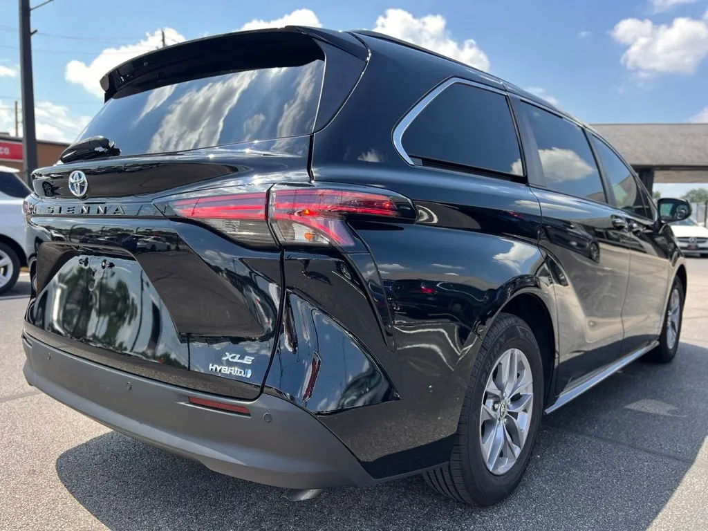 2021 Toyota Sienna XLE photo 2