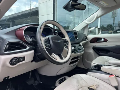 Photos of 2017 Chrysler Pacifica Limited for sale in Indianapolis, IN at AutoGiant USA Indianapolis