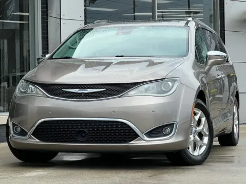 Silver 2017 Chrysler Pacifica Limited for sale in Indianapolis, IN