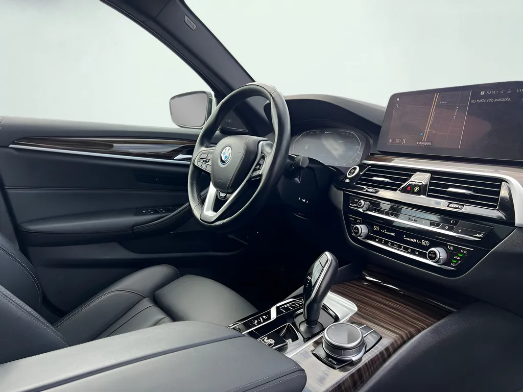 2023 BMW 5 Series 530e - Photo 31