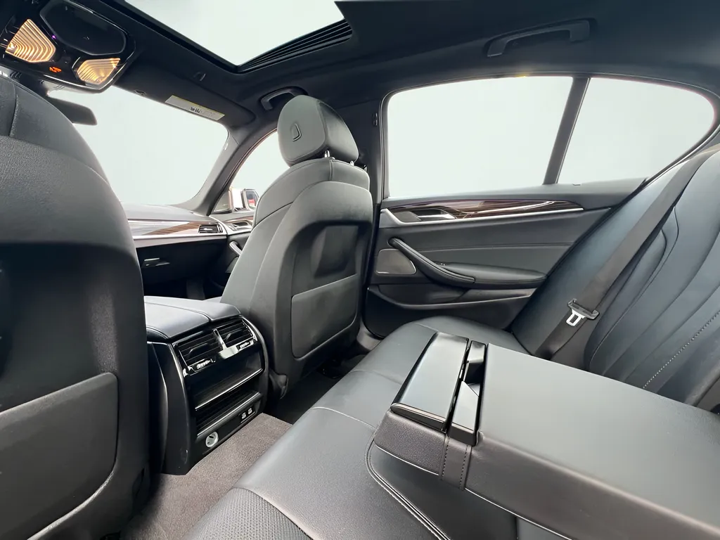 2023 BMW 5 Series 530e - Photo 18