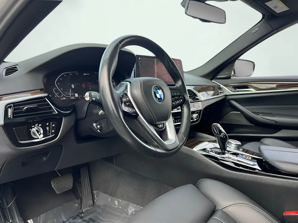 2023 BMW 5 Series 530e - Photo 32