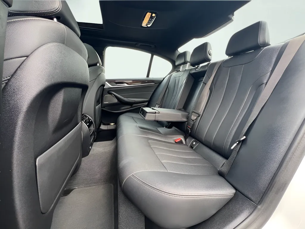 2023 BMW 5 Series 530e - Photo 20