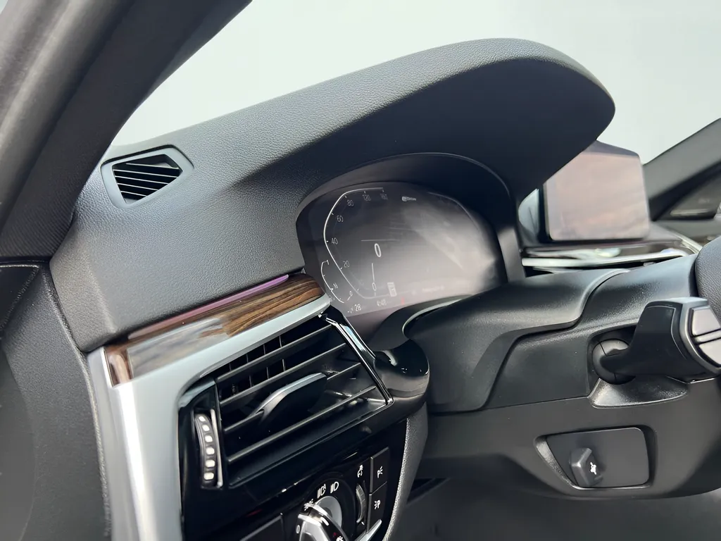 2023 BMW 5 Series 530e - Photo 36