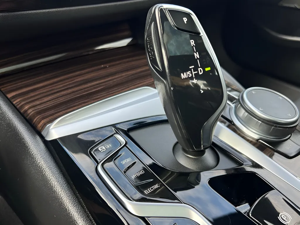 2023 BMW 5 Series 530e - Photo 52