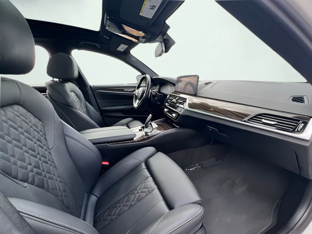 2023 BMW 5 Series 530e - Photo 27