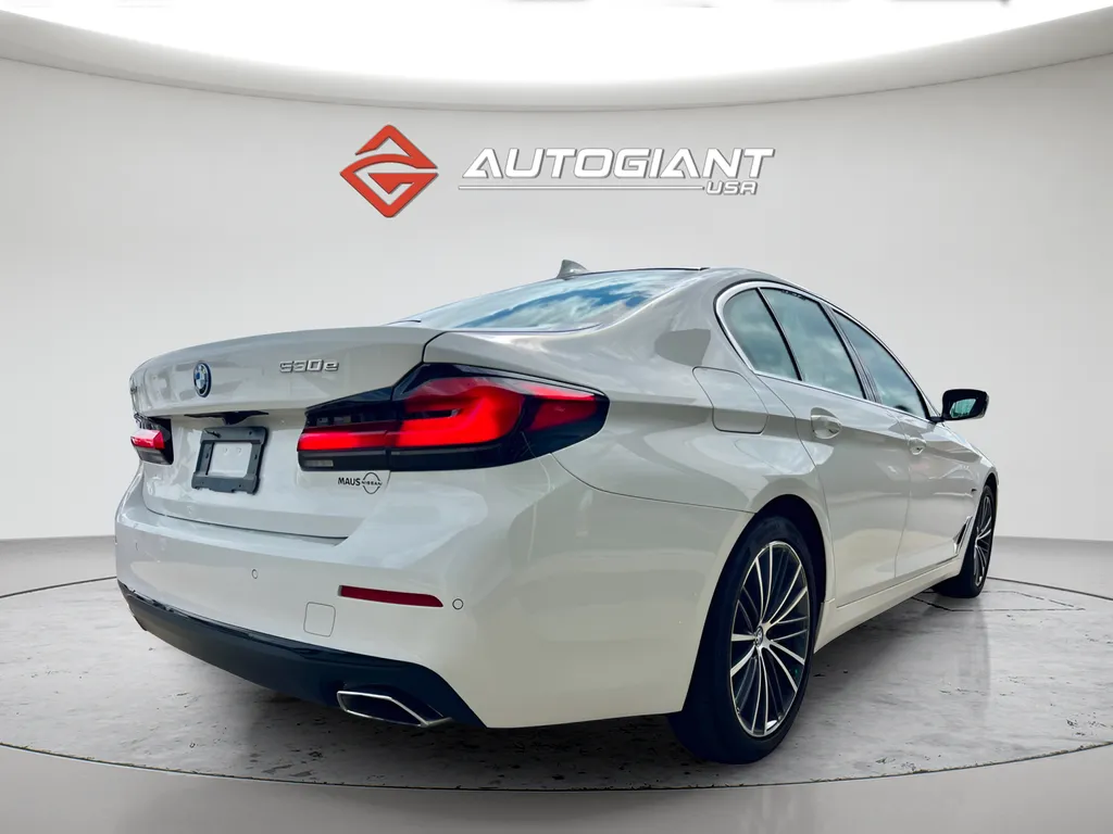 2023 BMW 5 Series 530e - Photo 7