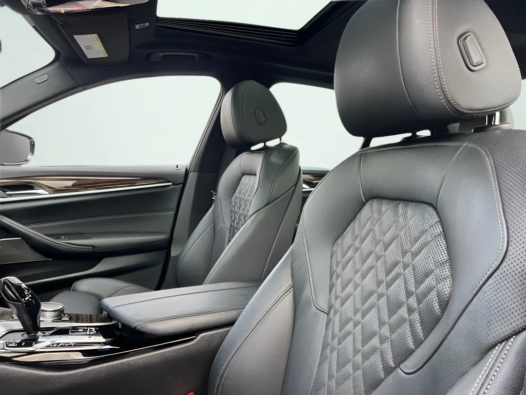 2023 BMW 5 Series 530e - Photo 37