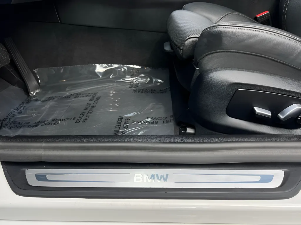 2023 BMW 5 Series 530e - Photo 34