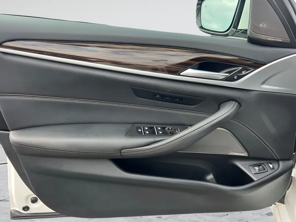 2023 BMW 5 Series 530e - Photo 33