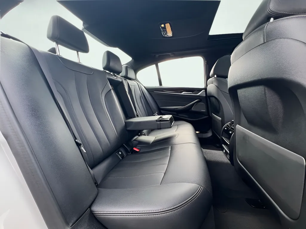 2023 BMW 5 Series 530e - Photo 25