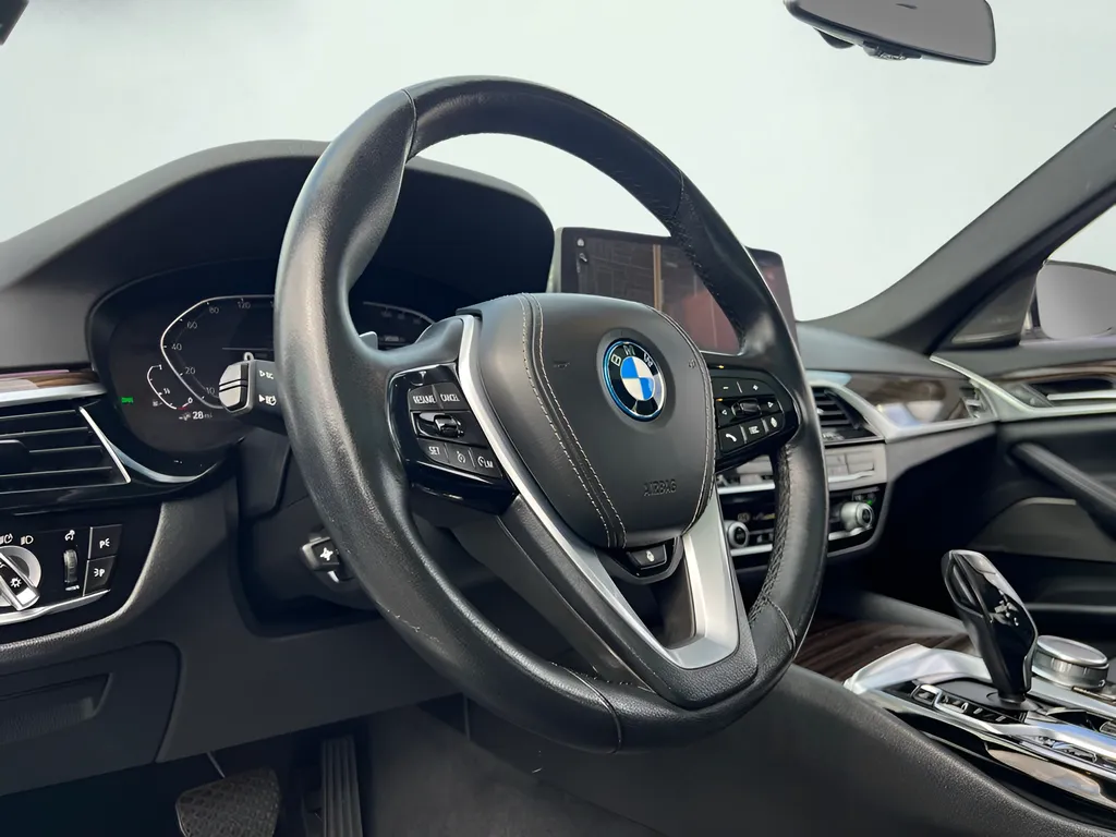 2023 BMW 5 Series 530e - Photo 38