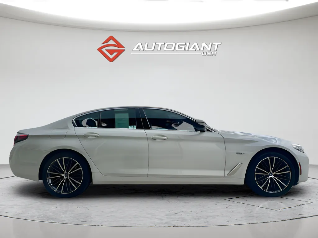 2023 BMW 5 Series 530e - Photo 9