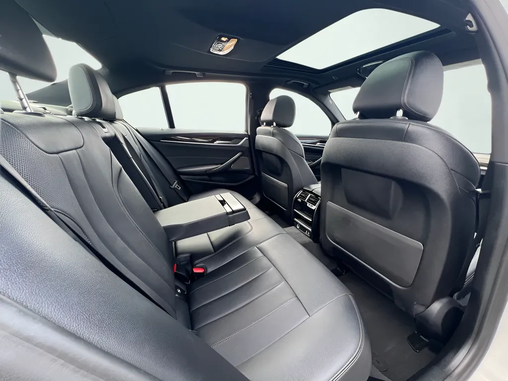 2023 BMW 5 Series 530e - Photo 24